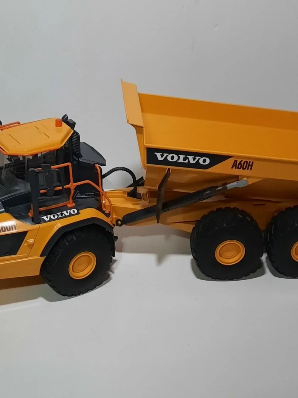 Bruder Volvo A60H Articulated Hauler Dump Truck 1:16 #02455 Germany